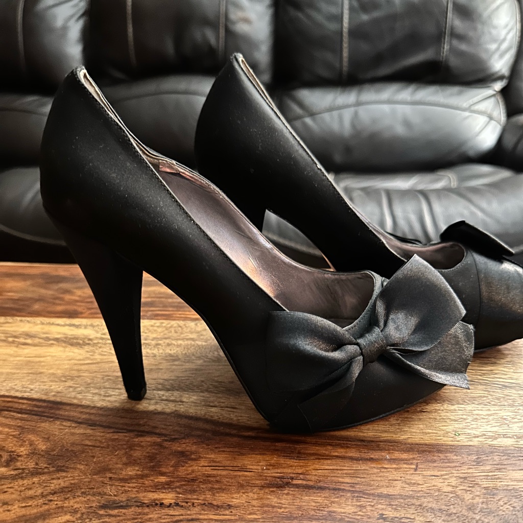 Paris Hilton  Black Pump